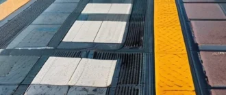 Современное дорожное покрытие из асфальта, бетона и тротуарной плитки с элементами ландшафтного дизайна